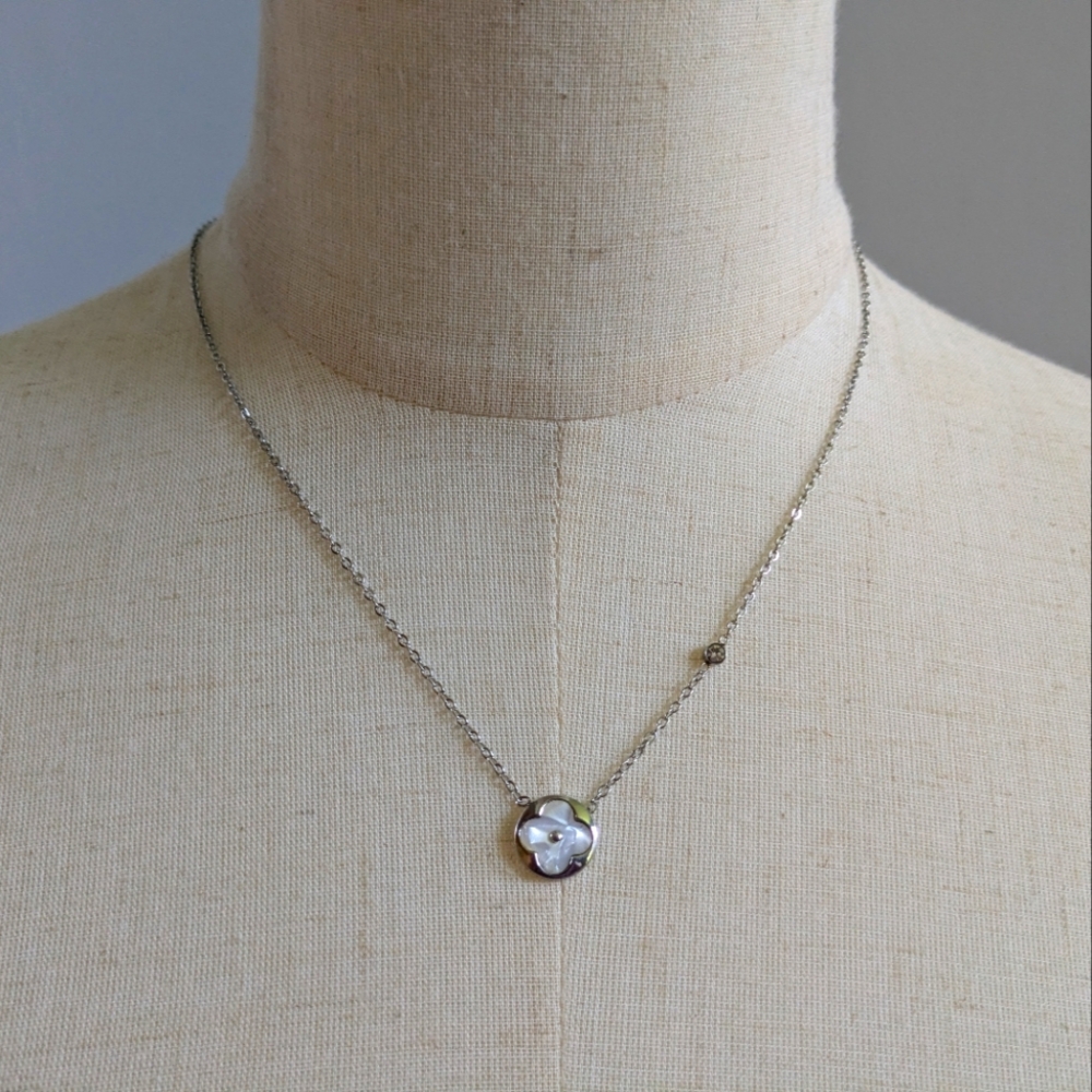 Chic Silver Necklace with Pearl Detail